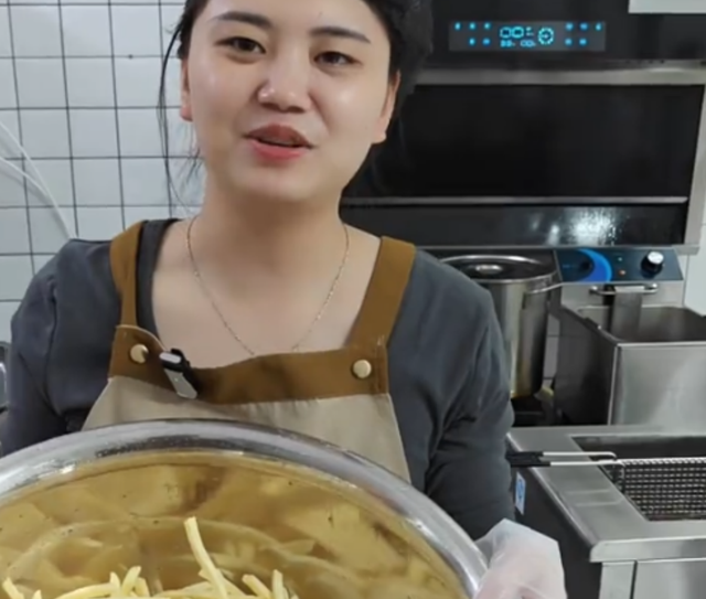 泡沫散去后，网络造神的“残酷现实”，在肥娟身上展现得淋漓尽致