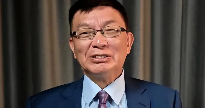 别人躲，他来了，他用行动提醒台湾省同胞，别忘了我们的根！