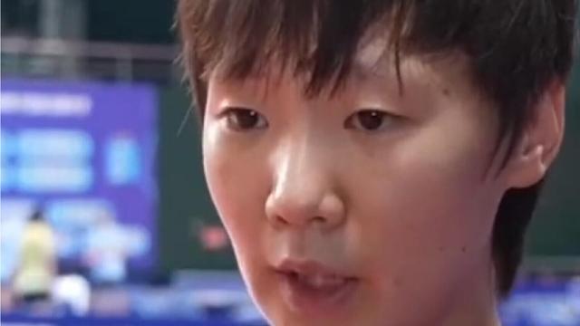 在田间：就说是吧，王曼昱穿着蓝色，不是红