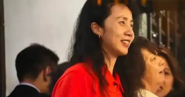 黄磊带家属参加明星聚会，被孙莉真实长相吓到，像戴着假发的男人