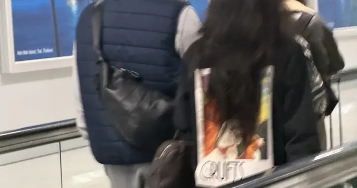 霍思燕杜江机场手挽手，恩爱甜蜜！