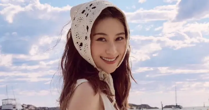 何超莲写真壁纸：白色泳装造型。