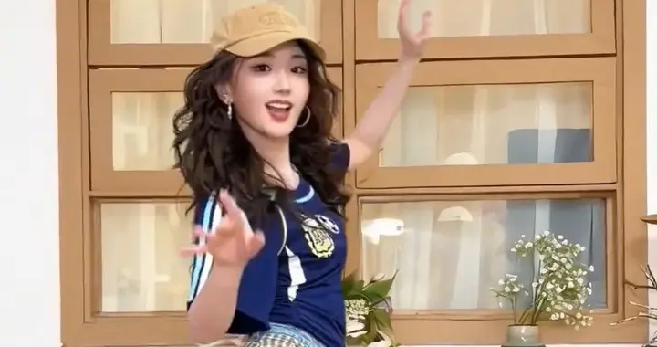 毛晓彤阿根廷球衣跳世界杯舞曲《Dai Dai》舞姿轻柔曼妙氛围感十足