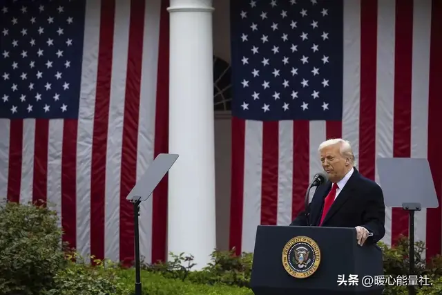 特朗普疯了？对华连出杀招遭反噬，国内一片哀嚎：这届总统太坑了