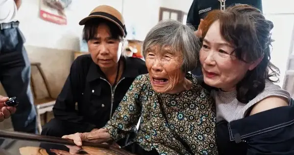 跨越73年的含泪重逢！93岁遗孀跪地，终于再见20岁英烈丈夫