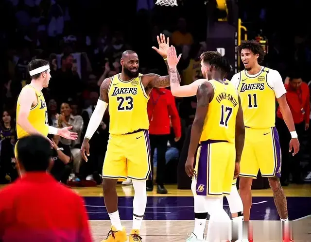 三连败？湖人VS雄鹿最新伤病情况，七人上榜，海斯、DFS有望复出