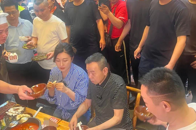 67岁潘长江在深圳吃地摊火锅，被民众堵在角落，眼神慌张表情失控
