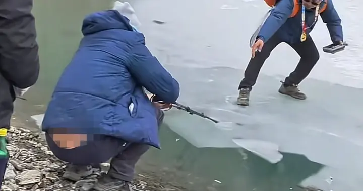 雨崩冰湖徒步，有人擅自去冰面上玩结果被困，最后只能落水游上岸