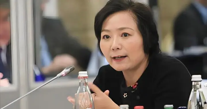 坐拥万亩土地，身价近千亿，她才是国内低调的隐形地产女首富