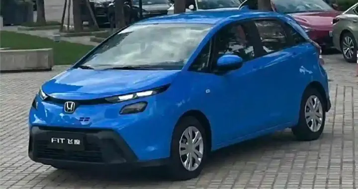 新款本田飞度实车曝光，全新前脸，明年上市