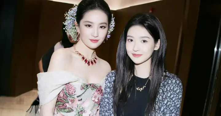 王玉雯追星刘亦菲成功，和刘亦菲合照时苹果肌直接失控！