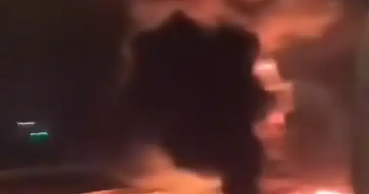 美国驻沙特使馆遭无人机袭击后燃起熊熊大火