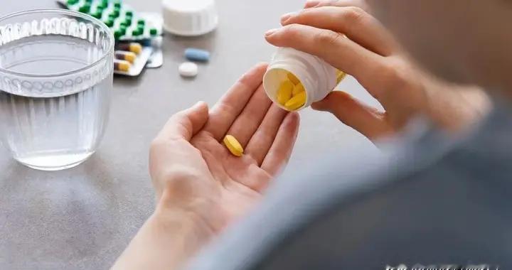 医生提醒：这4种药不能空腹吃，小心救命药变“毒药”