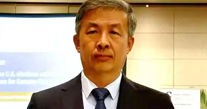 曾呼吁“向美国投降”的大V，看到中国越来越强大，竟然“疯”了