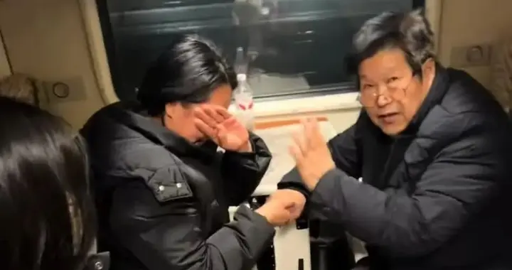 71岁老师火车上遇到26年前学生精准叫出名字，女学生当场泪崩！