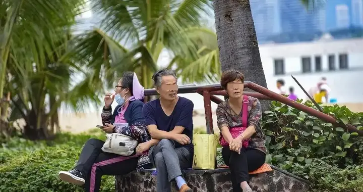三亚不香了？东北人人群分离，压垮他们的不是物价，而是生活现实
