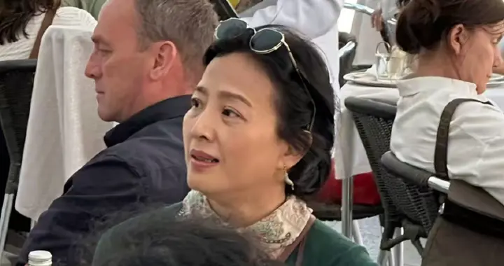 刘亦菲母亲刘晓莉：今仍单身，身材傲人，长得比女儿还漂亮！