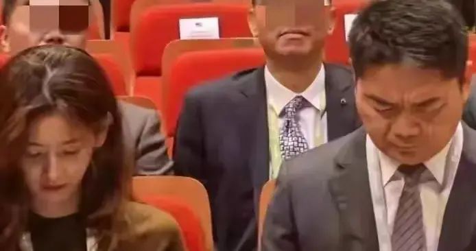 刘强东分享和老婆同框照，被指像父女脸大对方一倍，自嘲信心全无