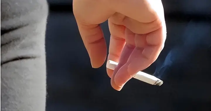 二手烟到底有多脏？吸二手烟致癌风险翻1倍，离多远才安全？