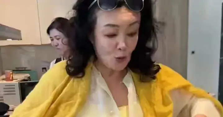 汪小菲事业春风得意，马筱梅生娃后状态好，却自愿买衣服消费降级
