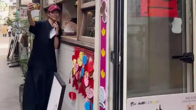 蔡少芬与70岁韩马利逛街，瘦成皮包骨仍时髦，家庭幸福成人生赢家