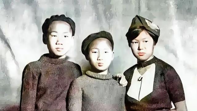 东方萤：看到这张老照片，我鼻子一酸  就