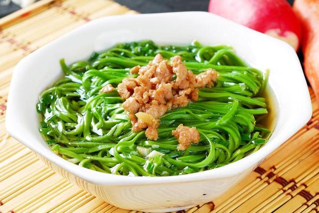 不建议老人吃面条？医生提醒：不想住进医院，这2类老人要少碰