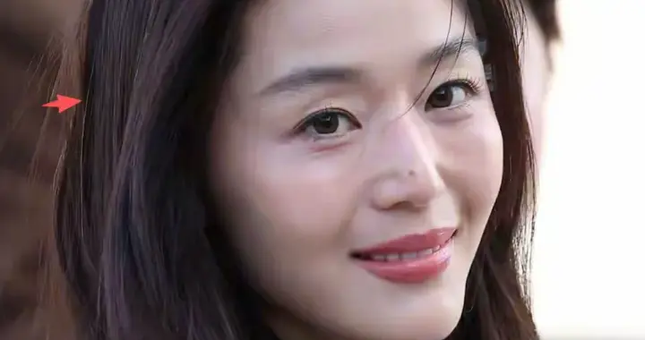 44岁全智贤巴黎生图刷屏：显露白发不事雕琢，网友：她赢在太松弛