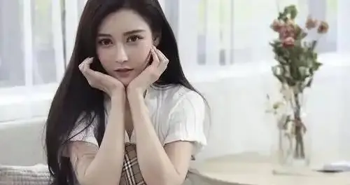 💞星光图鉴｜第33期｜许玲玲：电眼精灵，台湾高人气写真网红