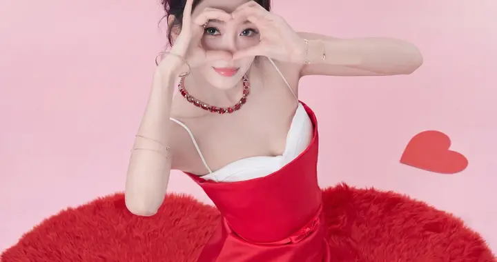 孙怡红色吊带连衣裙