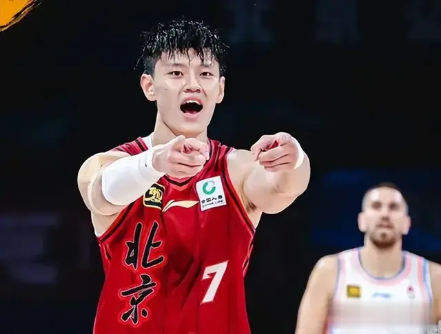 曾凡博受伤后，中国男篮用谁来顶替他的位置？