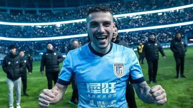 球迷中国：斯坦丘在本场比赛中的发挥堪称全