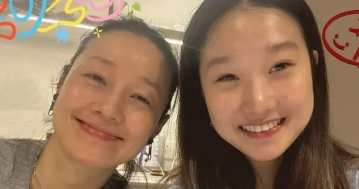 马伊琍素颜和大女儿合影，母女俩眼睛好像，妹妹也入镜了