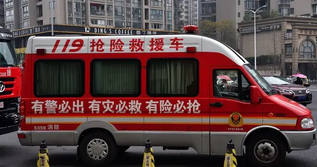 西安救护车突遇车祸，护送伤员途中侧翻致三人受伤引发关注