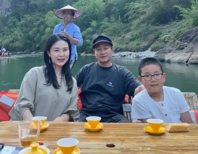 佟大为关悦一家游武夷山，父子俩体验划竹筏，9岁儿子跟爸爸太像