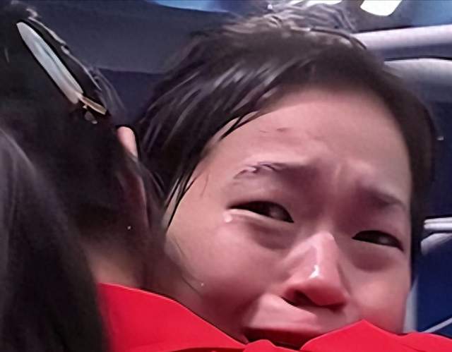 豪宅风波后，全红婵带伤新疆滑雪，令人担心的事发生樊振东说对了