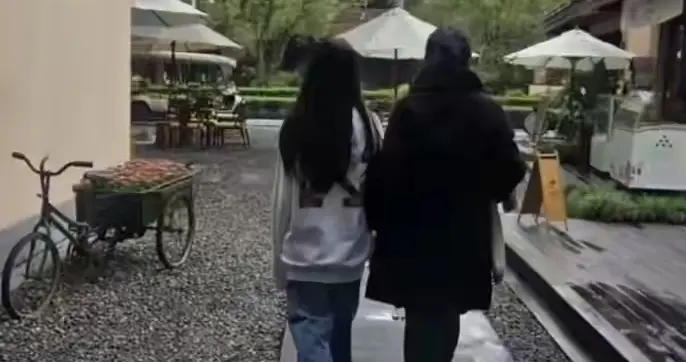 玥儿与奶奶关系好，网友晒祖孙牵手照，比奶奶还高，背影好清瘦