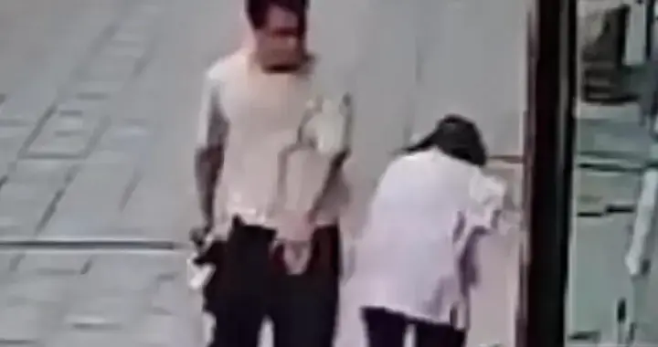 男子泄愤殴打老人，监控曝光，警方介入处理，商户：疑似受委屈