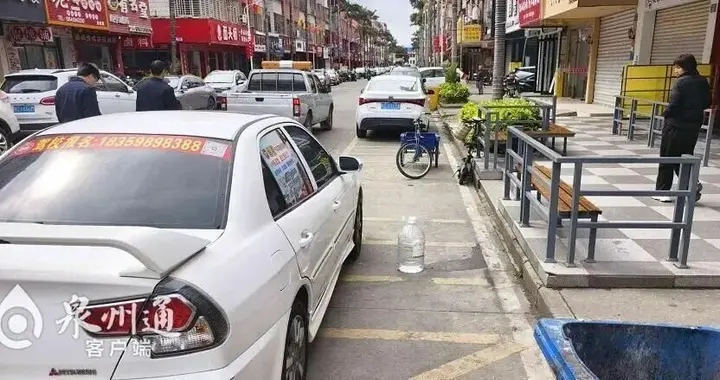 塑料筐、水桶“接棒”石块？台商区这条街占车位又出新花样！