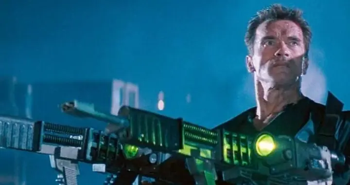 陆战之王诞生，中国电磁枪，一次可打数百发子弹。