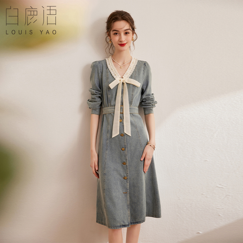 白鹿语甜美压褶撞色V领牛仔裙2024秋款时尚单排扣无弹修身连衣裙