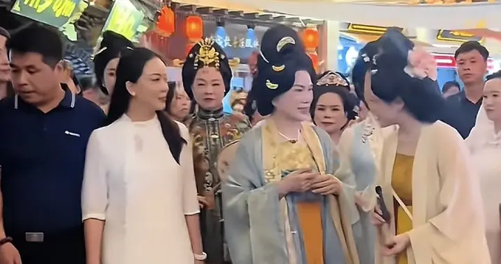 董明珠汉服游洛阳，自信绽放