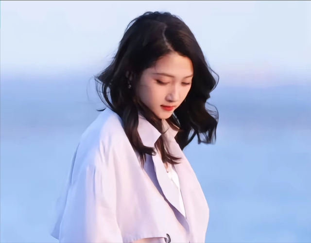 关晓彤海边拍戏被偶遇！大长腿吸睛，本人又高又瘦，比电视上好看