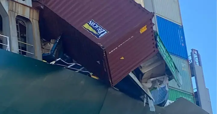 突发！18个集装箱坠海，航道被迫关闭实施打捞，事发欧洲