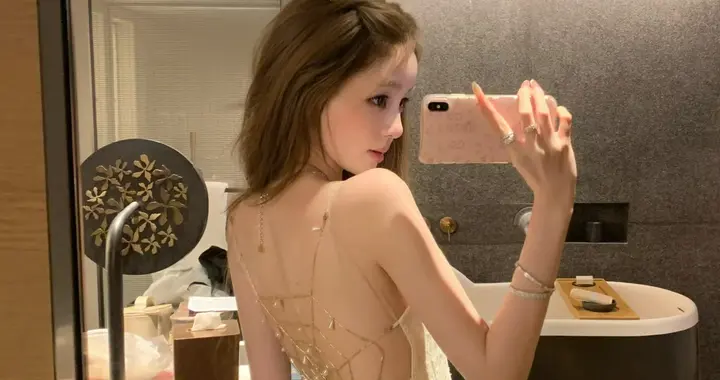 懒懒晒露背短裙美照 配文称身材很曼妙 精准踩中王思聪审美
