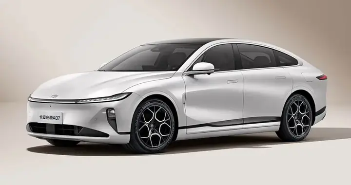 下次加班到深夜，让长安启源A07陪你多坐15分钟