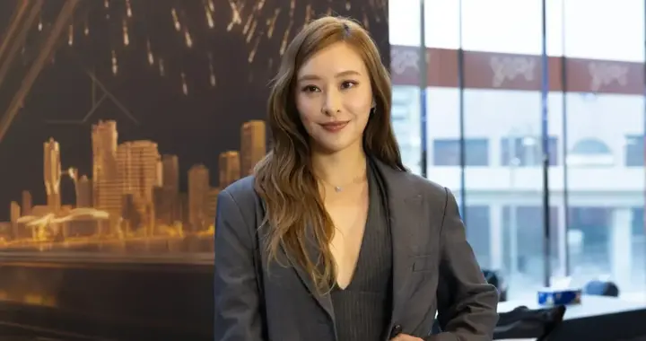 TVB陈滢新剧获赞演技,37岁海边庆生收巨型玫瑰,网友猜测送花人