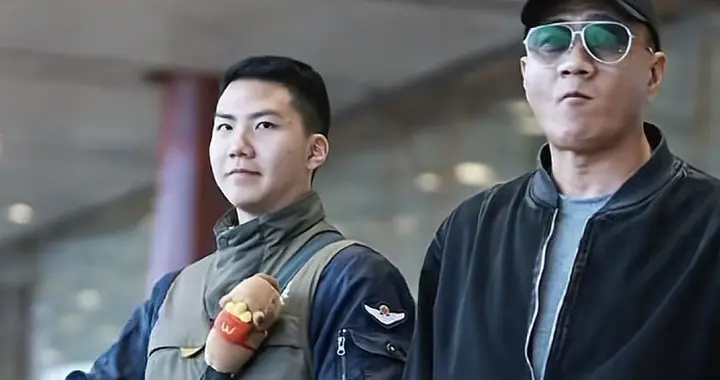 58岁胡军父子机场同行 硬汉气质爆棚 寸头肌肉很帅 散发乔峰既视感