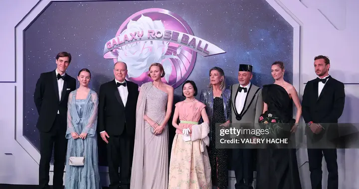 围观摩纳哥王室第70届玫瑰舞会盛况，好多人啊