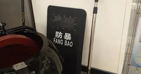 制约公安民警使用非致命性武器的原因是什么？